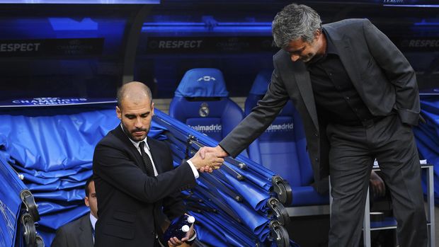 Jose Mourinho (kanan) menjabat tangan Josep Guardiola ketika keduanya bersaing di Spanyol.