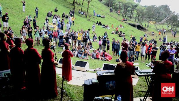 Seperti juga Jazz Gunung, RRREC Fest menghadirkan pengalaman konser musik yang berbeda karena digelar di tempat perkemahan.
