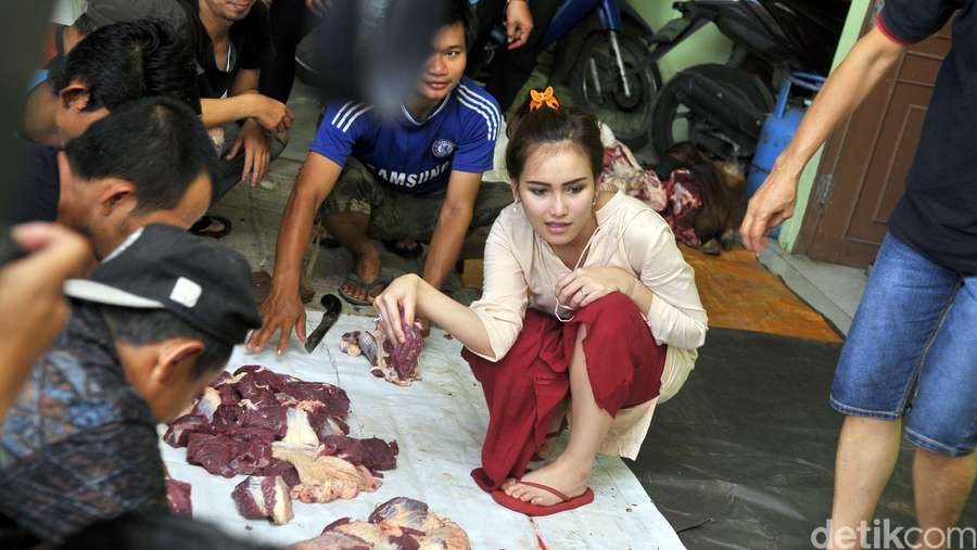 Suasana Potong Kurban di Rumah Ayu Ting Ting Suasana Potong Kurban di Rumah Ayu Ting Ting