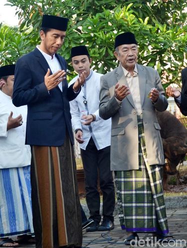 Gaya Jokowi Padu Padan Baju dengan Sarung Kotak kotak 