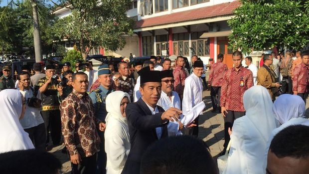 Usai Salat Idul Adha, Jokowi Temui Warga Serang dan Berfoto