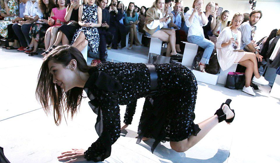 Bella Hadid Jatuh di catwalk Michael Kors