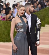 Gigi Hadid dan Zayn Malik mencuri perhatian pada acara Met Gala 2016.