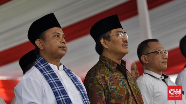Ketua KPU DKI Jakarta Sumarno (kiri) bersama Ketua Dewan Kehormatan Penyelenggara Pemilu Jimly Asshiddiqie (tengah) hadir saat saat Launching Pemilihan Gubernur dan Wakil Gubernur DKI Jakarta Tahun 2017.