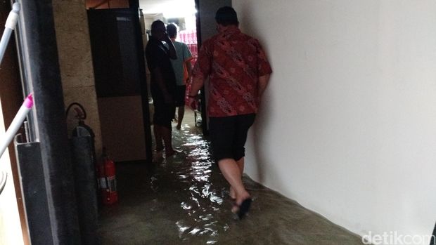 Ahok Mau Ngurus Jakarta? Kantor Sendiri Aja Kebanjiran Ahok Mau Ngurus Jakarta? Kantor Sendiri Aja Kebanjiran