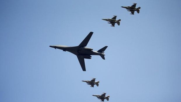 Jet tempur pengebom milik AS B-1B terbang di atas Pangkalan Udara Osan di Pyeongtaek, Korsel.