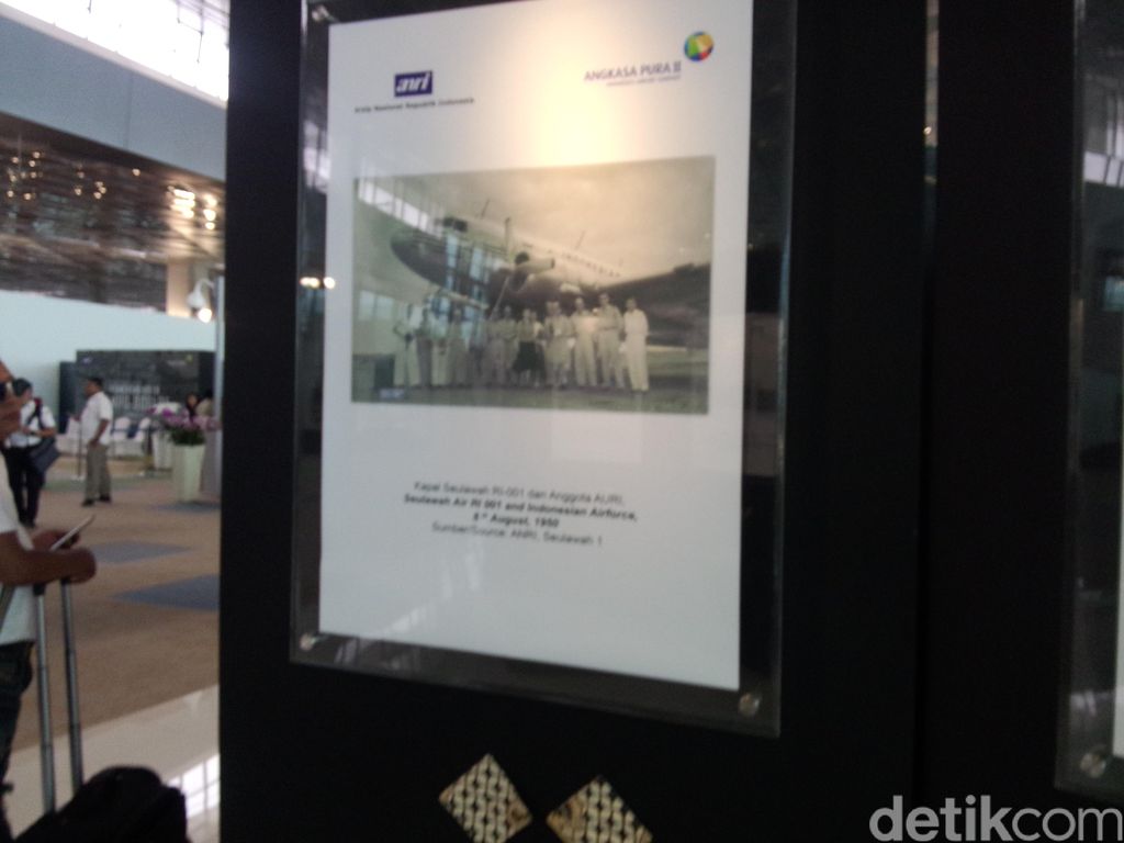 Pameran foto dirgantara tempo dulu di Terminal 3 Ultimate Bandara Soekarno-Hatta (Foto: Muhammad Fida Ul Haq/detikcom)