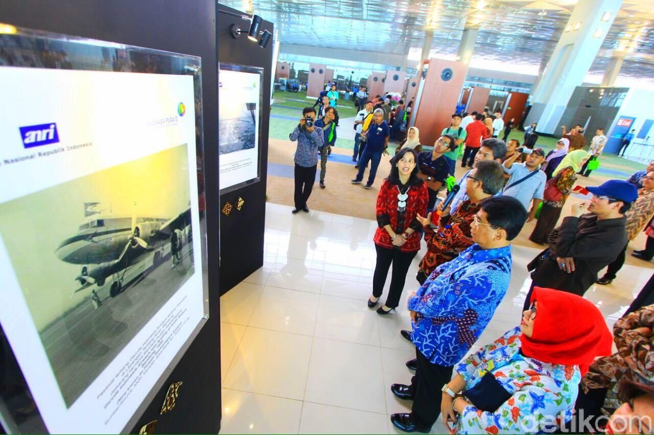 Pameran foto dirgantara tempo dulu di Terminal 3 Ultimate Bandara Soekarno-Hatta (Foto: Muhammad Fida Ul Haq/detikcom)