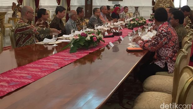 Presiden Jokowi kumpulkan ekonom dan pengusaha