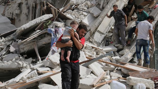 Serangan udara dan gempuran yang tak kunjung reda di Aleppo timur memakan banyak korban warga sipil, termasuk anak-anak.