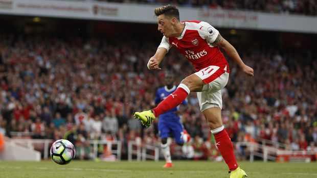 Mesut Oezil berpeluang kembali ke Bundesliga untuk memperkuat Bayern Munich.