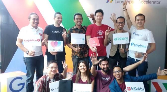 CEO Kakatu Muhammad Nur Awaluddin (duduk paling kanan) dan para peserta  Google Launchpad Accelerator lainnya dalam sebuah acara di Jakarta.