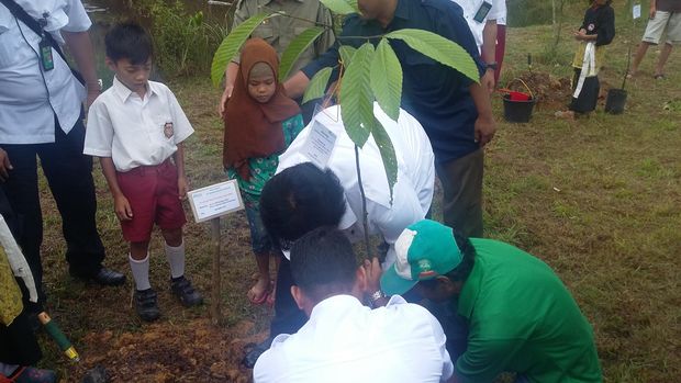 Menteri Siti Bagikan Bibit Tanaman, Buku Tulis dan Minyak Goreng ke Warga Jambi