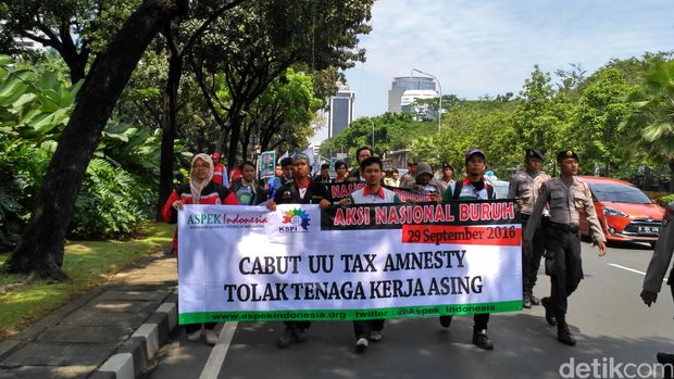 Massa Buruh Mulai Demo di Balai Kota DKI: Kita Ingin Seperti Bekasi!