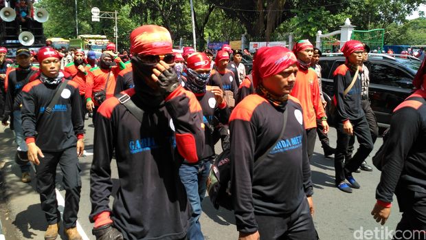 Massa Buruh Mulai Demo di Balai Kota DKI: Kita Ingin Seperti Bekasi!