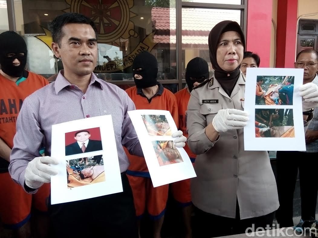 Kasubdit III/Jatanras Polda Jatim AKBP Taufik Herdiansyah menunjukkan foto-foto penemuan korban (Foto: Rois Jajeli/detikcom)