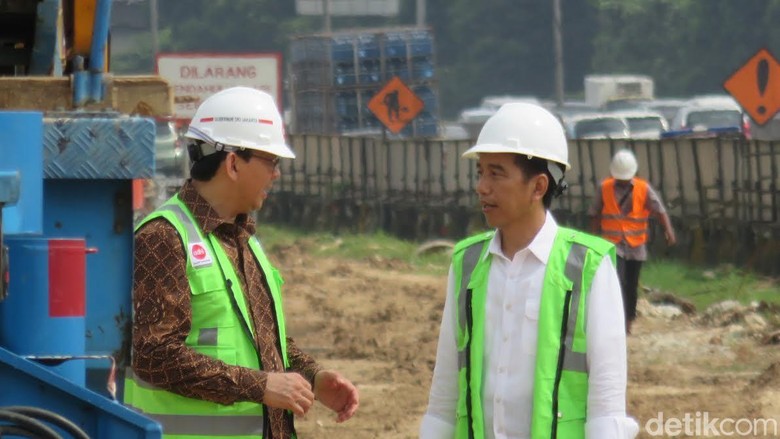 Keakraban Jokowi dan Ahok Saat Tinjau Proyek LRT dan MRT