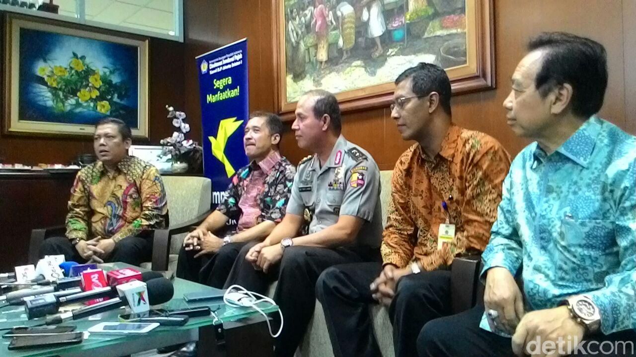 Kiri-kanan: Anggota DPR Komisi XI Donny Imam Priambodo, Kepala Kanwil Pajak Jakarta Selatan Sakli Anggoro, Kadiv Humas Mabes Polri Irjen Pol Boy Rafli Amar, Direktur Penyuluhan, Pelayanan, dan Hubungan Masyarakat DJP Hestu Yoga Saksama, dan Wakil Ketua Umum Apindo Suryadi Sasmita (Foto: Yulida/detikFinance)