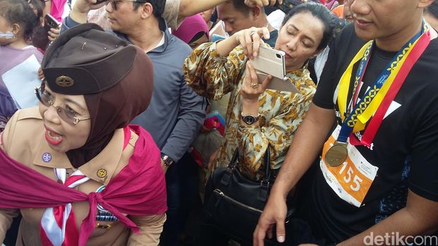 Sylviana Murni saat mendengarkan aduan warga di CFD