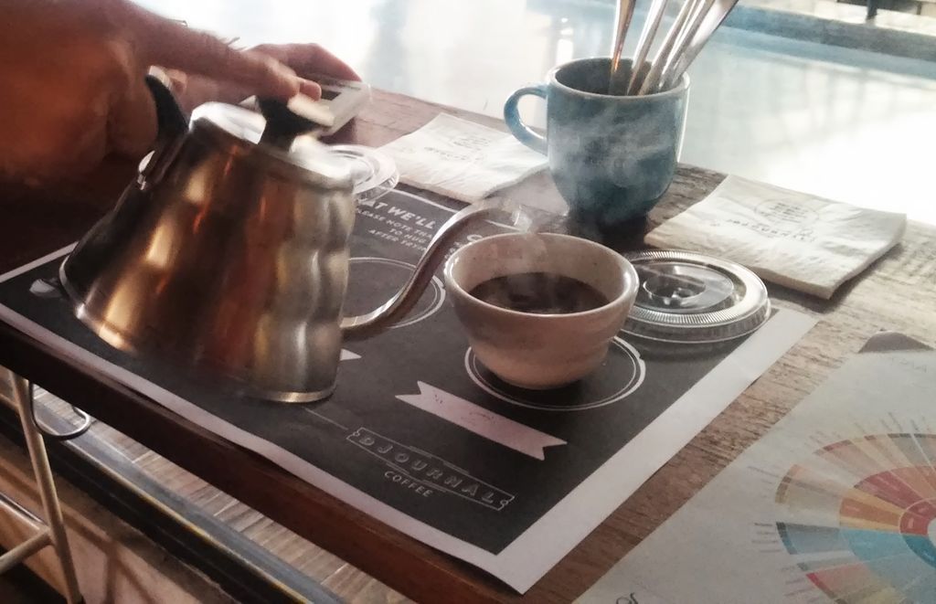 air panas dituang saat cupping kopi