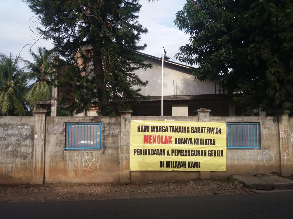 Foto: Spanduk penolakan warga terhadap GBKP Pasar Minggu (Arief Ikhsanudin/detikcom)