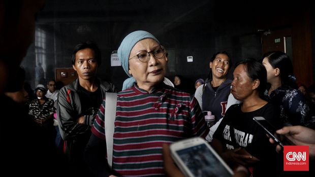 Aktivis Ratna sarumpaet diamankan polisi dengan tuduhan makar. (CNN Indonesia/Djonet Sugiarto)