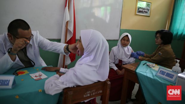 Sebelumnya, beredar pesan berantai di media sosial yang menyebutkan vaksin untuk mencegah virus penyebab kanker serviks tersebut dapat berefek samping menopause dini.