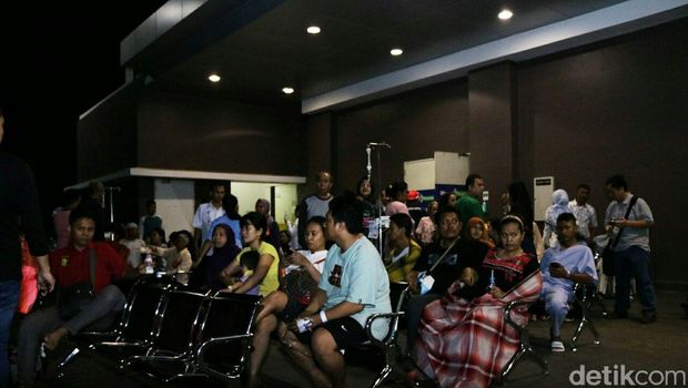 Pasien dan keluarga berkumpul di RS Siloam Makassar (Foto: Muhammad Nur Abdurrahman/detikcom)