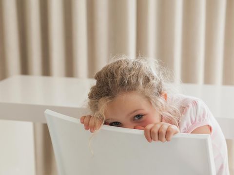 Mengatasi rasa takut anak pada orang baru/