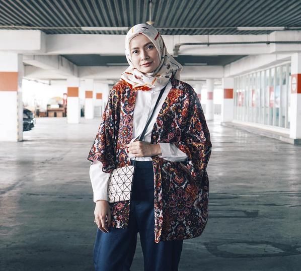 Tips Padu Padan Kemeja Putih dengan Hijab ala Hijabers Populer