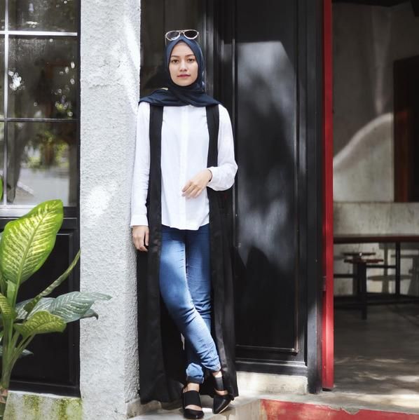 Tips Padu Padan Kemeja  Putih  dengan Hijab  ala Hijabers Populer