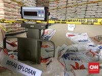 Polisi Gerebek Gudang Beras di Bekasi