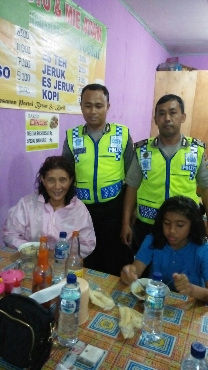 Menteri Susi berfoto bersama petugas kepolisian yang mengantarnya (Dok. Polda Jawa Tengah)