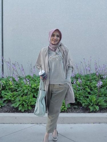 Tips Berbusana di Musim Hujan dengan Outer Panjang ala 5 Desainer Hijab