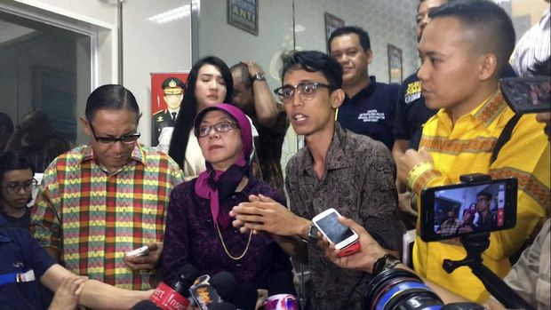 Putra Mario Teguh berkukuh melaporkan ayahnya.