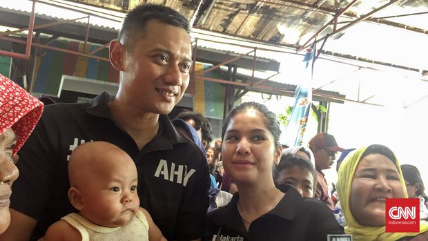 Annisa Pohan, menjadi magnet saat menemani sang suami, Agus Yudhoyono, blusukan ke kawasan Koja, Jakarta Utara. (CNN Indonesia/Aulia Bintang Pratama)
