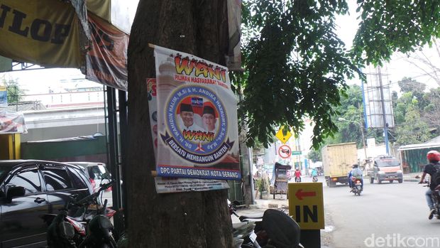 Bawaslu Banten Copot Semua Alat Kampanye