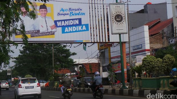 Bawaslu Banten Copot Semua Alat Kampanye