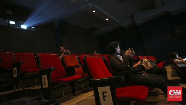 Meski Tergolong lawas dan murah, kondisi didalam bioskop tergolong bersih dan nyaman. Pendingin udara masih berfungsi dan tampilan audio visual dapat dinikmati. (CNN Indonesia/Adhi Wicaksono.)