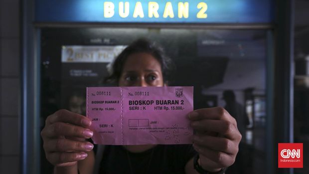 Tak ada wanita cantik penyobek karcis yang menunggu di depan ruang teater. Sebuah karcis bertuliskan HTM RP 15.000 tanpa nomor tempat duduk menjadi akses masuk menuju ruang studio. CNN Indonesia/Adhi Wicaksono.