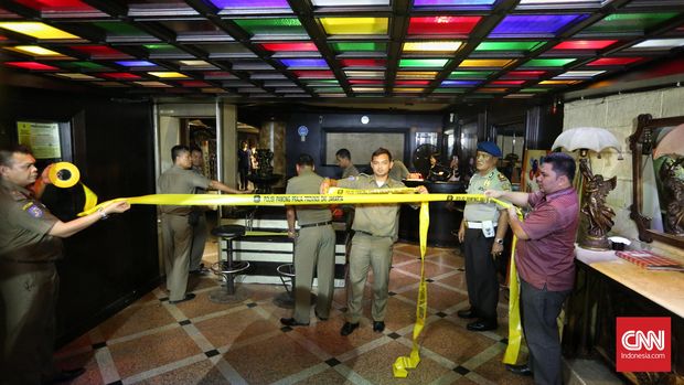 petugas gabungan TNI Polisi dan Satpol PP melakukan penyegelan Diskotek Mille's, Taman Sari, Jakarta Barat. (CNN Indonesia/Adhi Wicaksono)