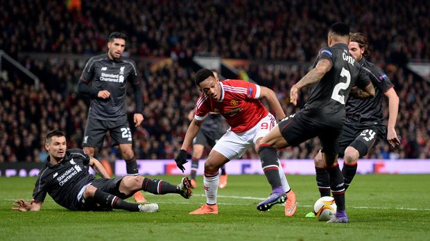 Liverpool akan menjamu Manchester United yang sedang percaya diri di Liga Primer Inggris.