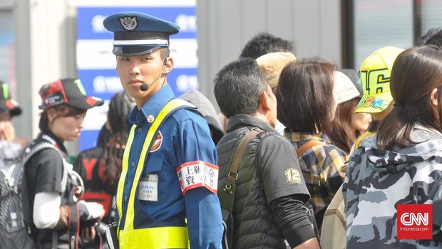 Petugas keamanan bukan hanya menjaga para pebalap, tapi juga memberikan rasa aman bagi penonton. (CNN Indonesia/Haryanto Tri Wibowo)