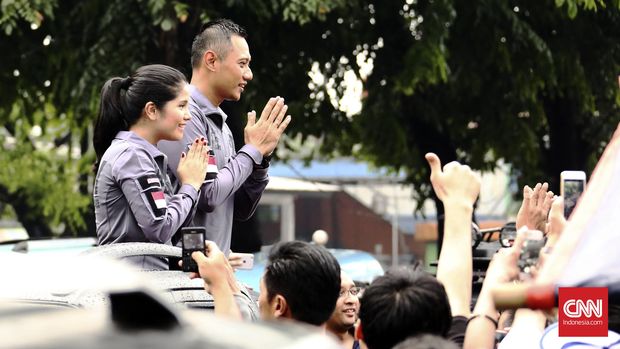 Kemesraan Agus Harimurti Yudhoyono dan Annisa Pohan selama blusukan ke Koja dan Jatinegara. (Dok. Timses AHY)