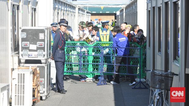Meski penjagaan ketat, hal itu tak menghalangi antusiasme para penggemar Valentino Rossi untuk bertemu sang idola. (CNN Indonesia/Haryanto Tri Wibowo)