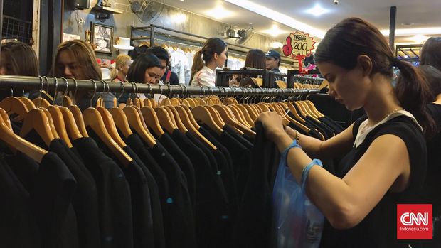 Suasana pasar malam akhir pekan Chatuchak di Bangkok, Thailand pada Jumat (14/10) malam.