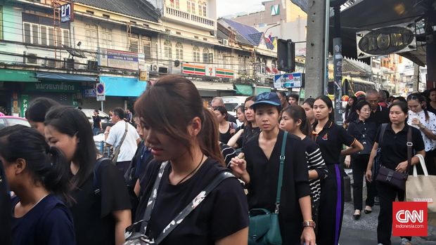 Warga Thailand berpakaian serba hitam dalam masa berkabung kematian Raja Bhumibol Adulyadej. (CNNIndonesia/Rizki Sekar Afrisia)