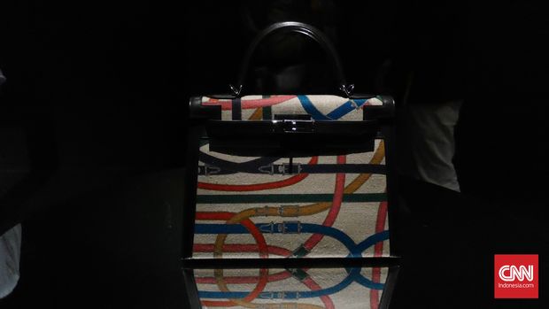 Gaya playful desainer Pierre Hardy tergambar jelas dalam kreasi baru tas Kelly yang berdetail cavalcadour. (Dok. Fandi Stuerz for CNNIndonesia.com)