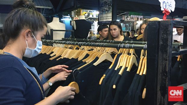 Kaus hitam laris manis usai kematian Raja Bhumibol Adulyadej. (Reuters/Rizki Sekar Afrisia)