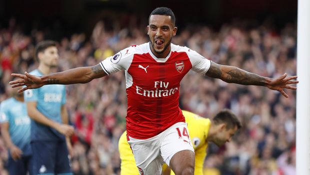 Theo Walcott mencetak dua gol ke gawang Swansea City. (Reuters/John Sibley)